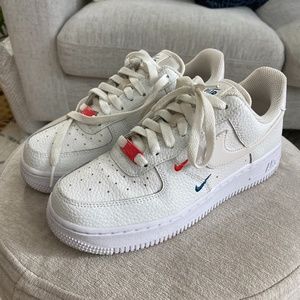 Nike Air Force One ‘07 Essential - Summit White / Solar Red / Green Abyss